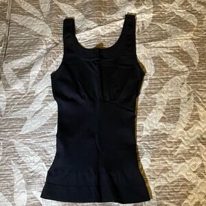 Women tops (faja), color black, size M, excellent condition.